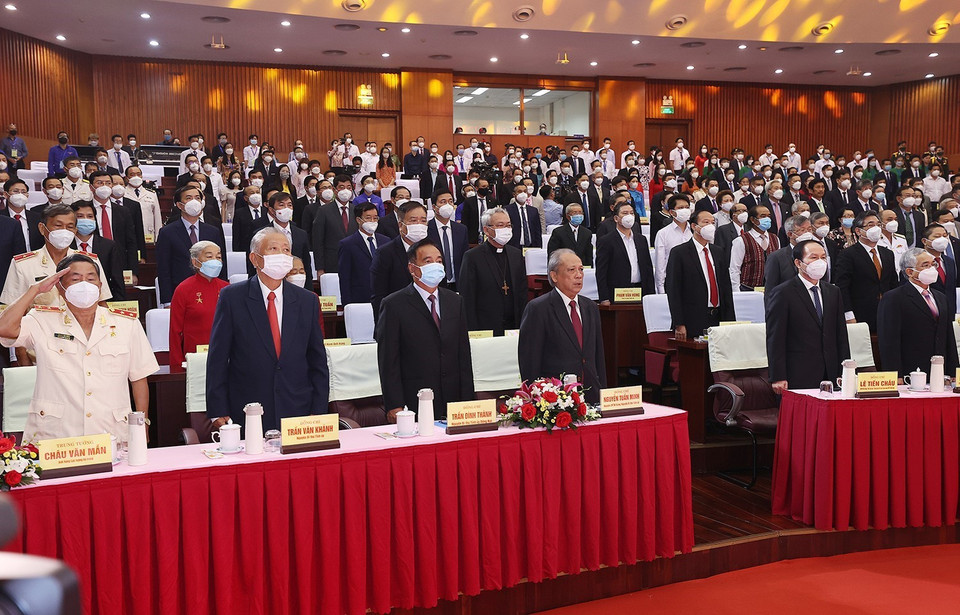 Các đại biểu thực hiện nghi lễ chào cờ Tổ quốc. (Ảnh: Dương Giang/TTXVN)