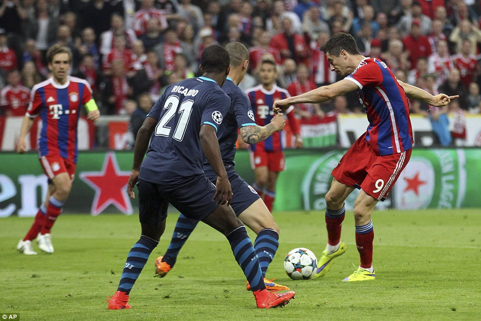 ... rồi lại đến Robert Lewandowski.