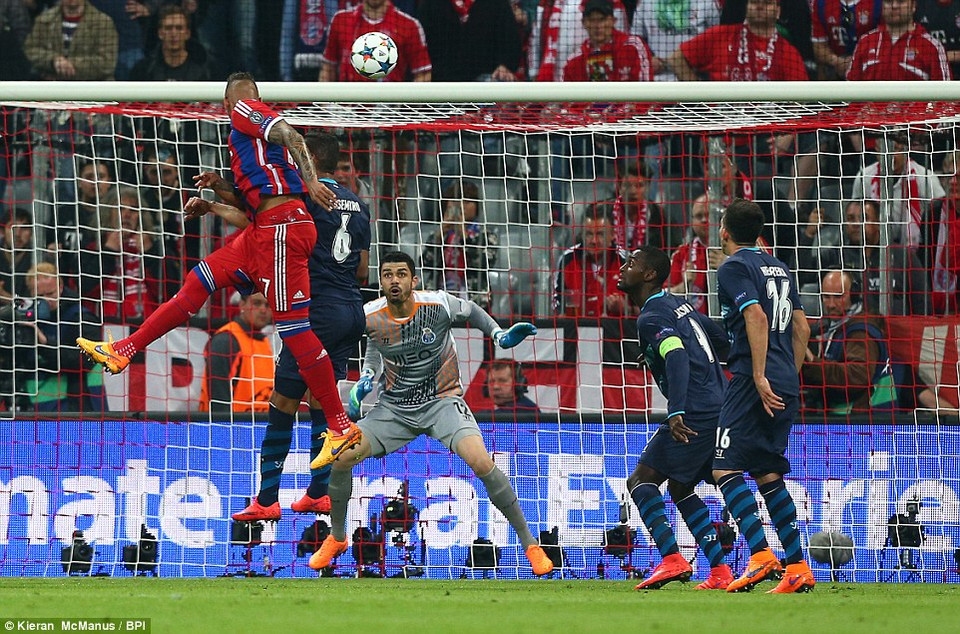 Và chỉ đúng 8 phút sau, Boateng đã sửa chữa sai lầm lượt đi bằng bàn thắng bằng đầu...