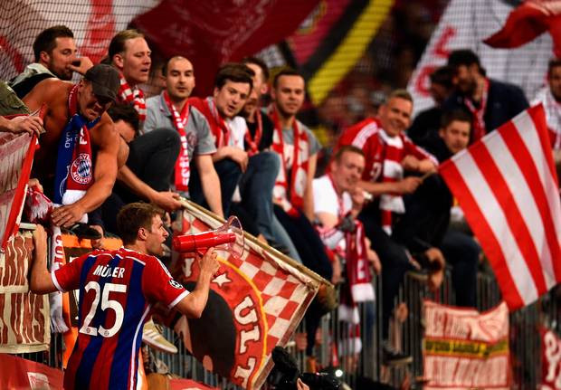 Niềm vui chiến thắng của cầu thủ Bayern và cổ động viên.