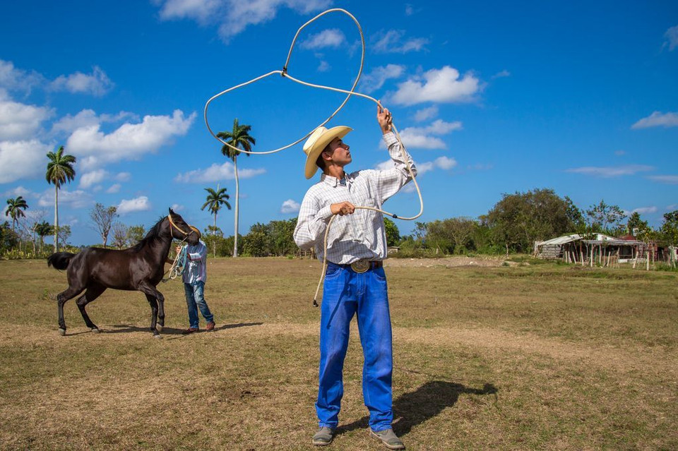 Một thanh niên Cuba trình diễn dây cột ngựa. (Nguồn: NatGeo)