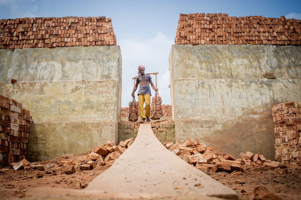 Một công nhân khuân gạch ra khỏi lò nung ở Bangladesh. (Nguồn: NatGeo)