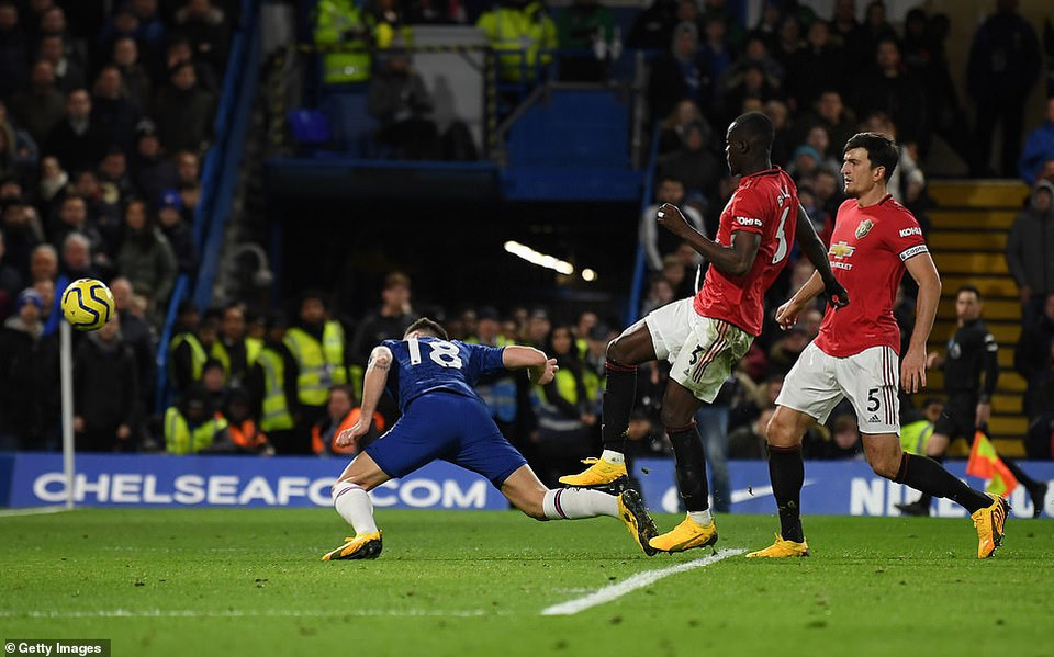 Đến phút 78, Chelsea tưởng chừng sẽ có bàn thắng sau pha đánh đầu tung lưới của Giroud, nhưng một lần nữa...