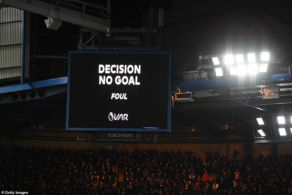 Tuy nhiên, trọng tài đã không công nhận bàn thắng sau khi tham khảo VAR ở 55, xác định Azpilicueta phạm lỗi vớiBrandon Williams.