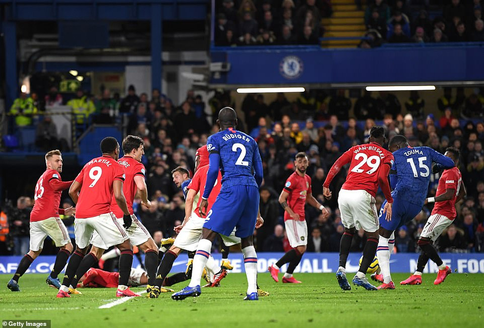 Sang hiệp 2, Chelsea thi đấu nỗ lực hơn và họ đã làm tung lưới De Gea bằng cú đệm bóng của Zouma.