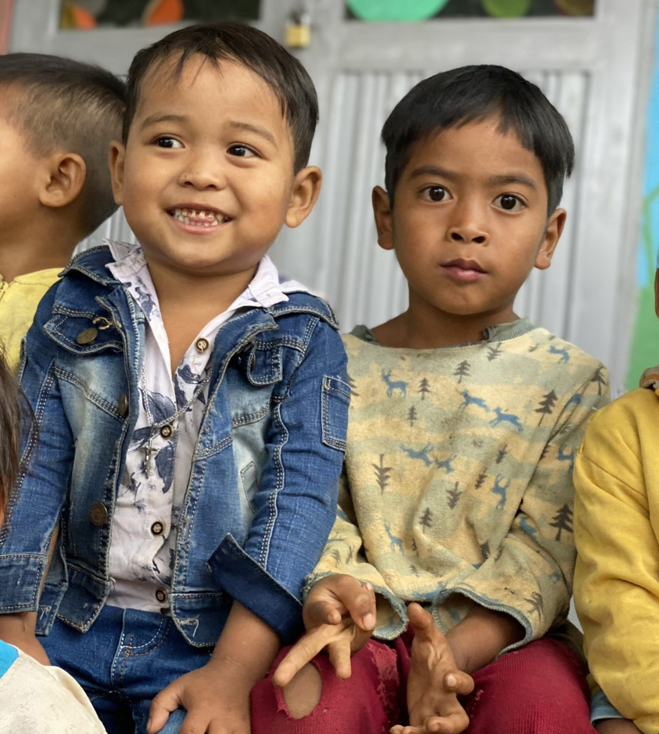 Trẻ em làng Đê Kôn vui mừng vì được áo ấm. (Ảnh: Hồng Điệp/TTXVN)