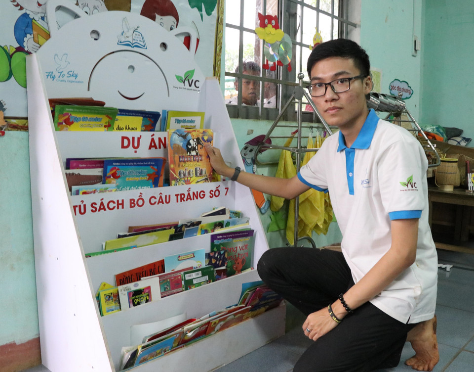 Tủ sách bồ câu trắng được các học sinh nhóm thiện nguyện Fly to Sky cõng vượt đèo mang đến cho các lớp học tại làng Đê Kôn. (Ảnh: Hồng Điệp/TTXVN)