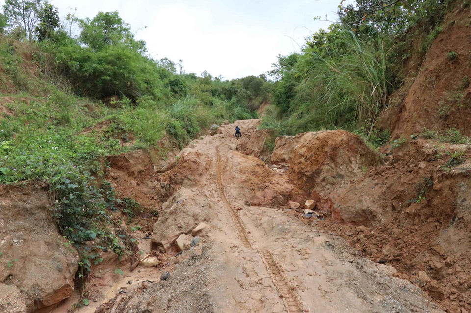 Cung đường đèo bị sạt lở rất nguy hiểm để đến được làng Đê Kôn, xã Hra, huyện Mang Yang (Gia Lai). (Ảnh: Hồng Điệp/TTXVN)