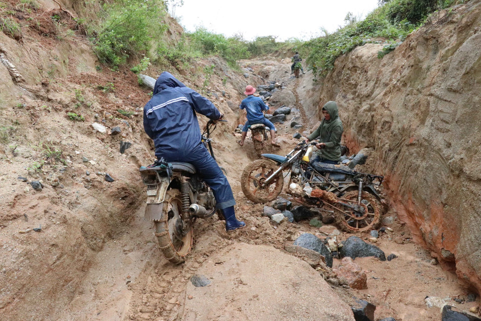 Nhóm thiện nguyện phải vượt qua những đoạn đường lầy lội, nguy hiểm để đến làng Đê Kôn, xã Hra, huyện Mang Yang (Gia Lai). (Ảnh: Hồng Điệp/TTXVN)