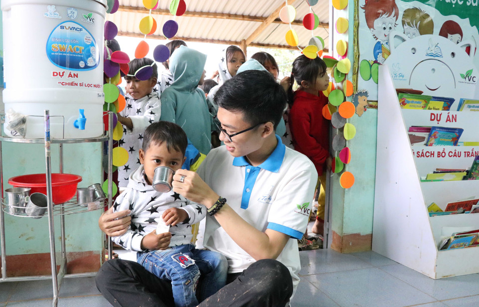  Bình lọc nước được các học sinh nhóm thiện nguyện Fly to Sky cõng vượt đèo mang đến cho các lớp học tại làng Đê Kôn để các em được uống nước sạch. (Ảnh: Hồng Điệp/TTXVN)