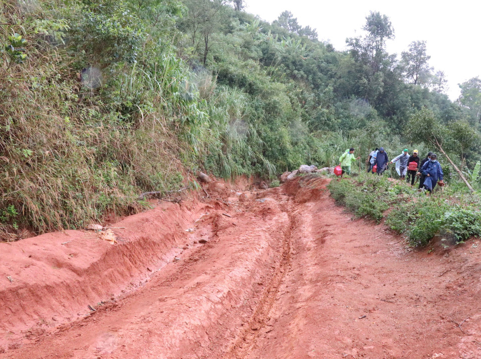 Cung đường đèo đang bị sạt lở rất nguy hiểm để đến được làng Đê Kôn, xã Hra, huyện Mang Yang (Gia Lai). (Ảnh: Hồng Điệp/TTXVN)