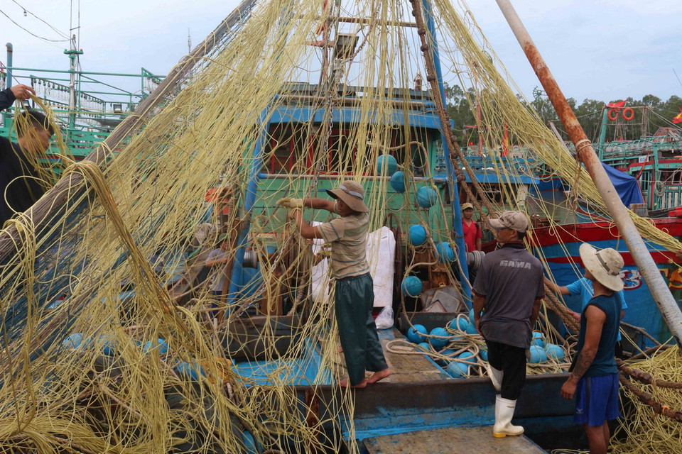 Ngư dân chuẩn bị lưới ra khơi tại cảng Lạch Quèn, huyện Quỳnh Lưu. (Ảnh: Nguyễn Oanh/TTXVN)