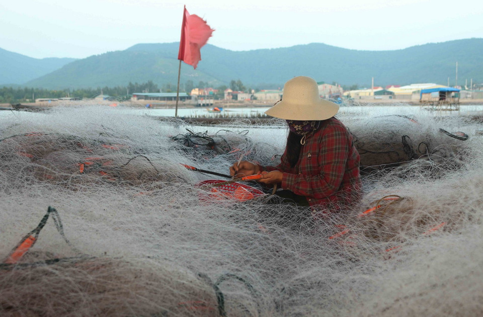 Công việc này giúp giải quyết việc làm cho phụ nữ nông nhàn và góp phần phát triển kinh tế địa phương. (Ảnh: Nguyễn Oanh/TTXVN)