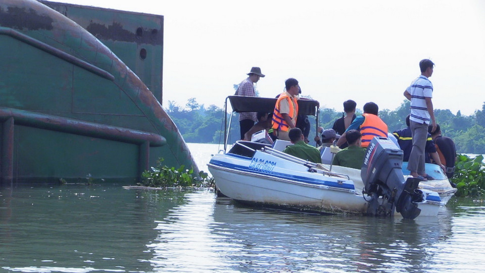 Các lực lượng chức năng đang phối hợp tìm kiếm thi thể nạn nhân mất tích dưới sông Đồng Nai. (Ảnh: Nguyễn Văn Việt/TTXVN)