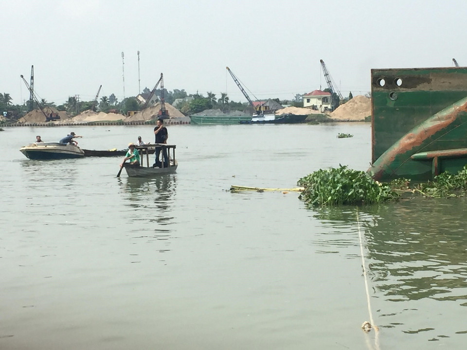 Các lực lượng chức năng phối hợp tìm kiếm người mất tích. (Ảnh: Nguyễn Văn Việt/TTXVN)