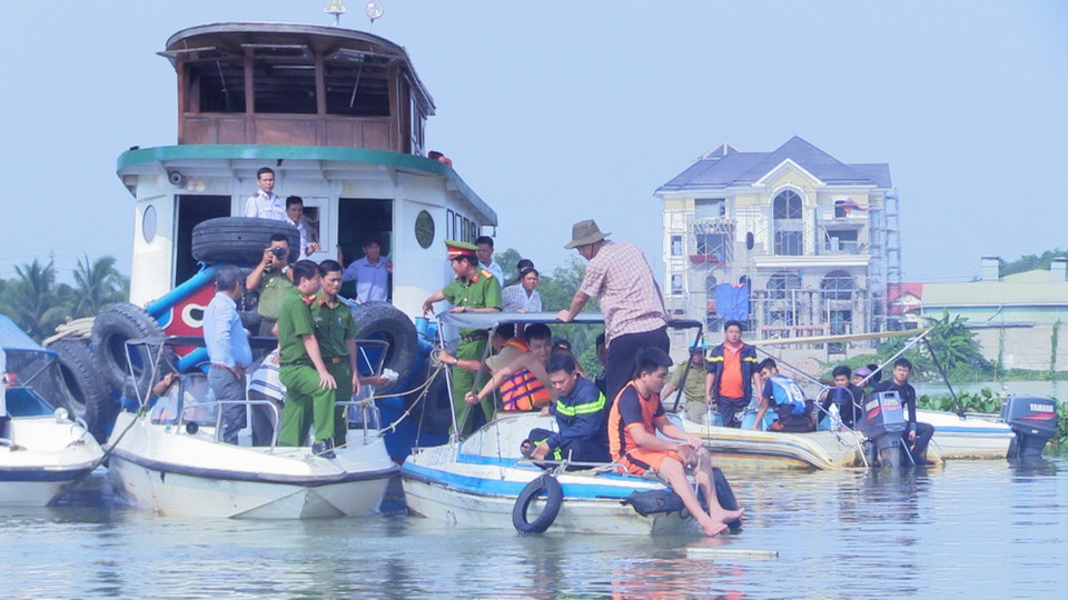  Triển khai lực lượng người nhái xuống sông tìm người mất tích. (Ảnh: Nguyễn Văn Việt/TTXVN)
