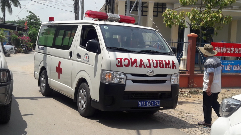 Xe cứu thương đến hiện trường tham gia cứu nạn. (Ảnh: Nguyễn Văn Việt/TTXVN)