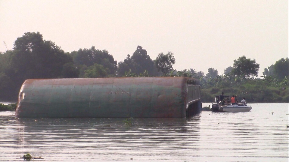 Các lực lượng chức năng phối hợp tìm kiếm người mất tích. (Ảnh: Nguyễn Văn Việt/TTXVN)
