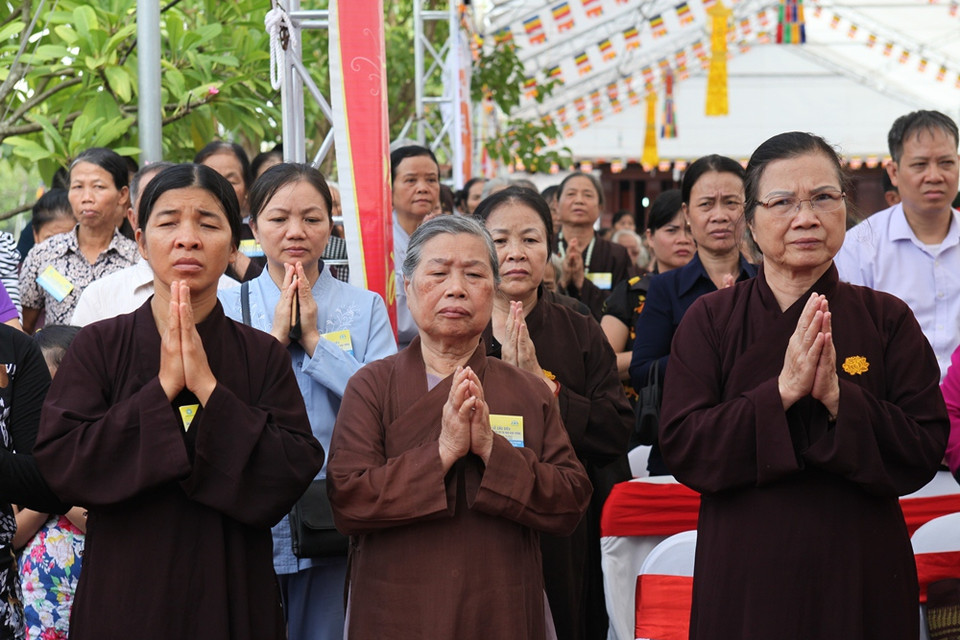 Niệm ​Phật cho tâm thanh tịnh và mong ​Phật pháp chỉ đường cho linh hồn người đã khuất về miền cực lạc. (Ảnh: Doãn Đức/Vietnam+)