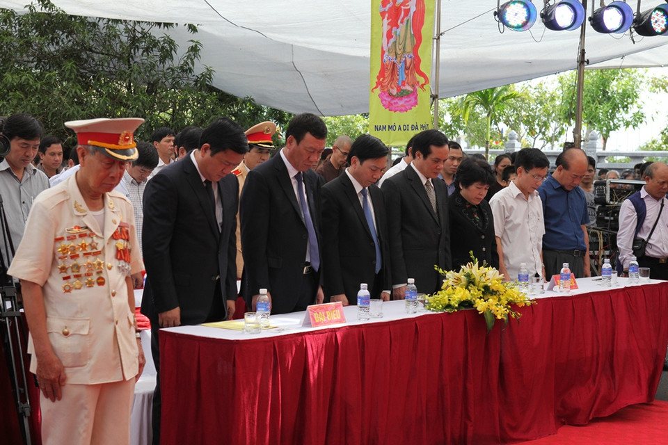 Một phút tưởng niệm cho nạn nhân tử vong vì tai nạn giao thông. (Ảnh: Doãn Đức/Vietnam+)