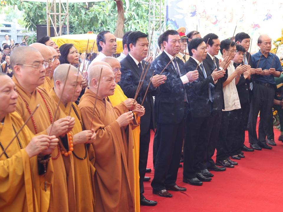 Dâng hương tưởng nhớ nạn nhân tai nạn giao thông. (Ảnh: Doãn Đức/Vietnam+)