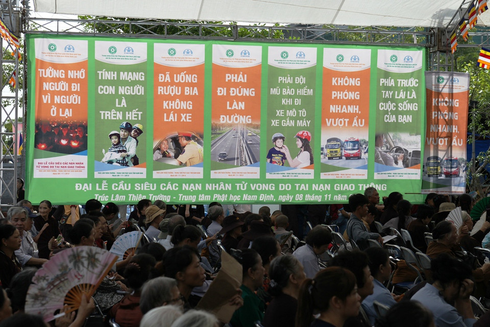 Rất nhiều biểu ngữ, khẩu hiệu được treo để người dân nhắc nhở nhau về ý thức an toàn giao thông. (Ảnh: Doãn Đức/Vietnam+)