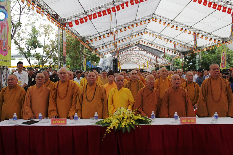 Các hòa thượng và tăng ni, phật tử đọc kinh cầu siêu. (Ảnh: Doãn Đức/Vietnam+)