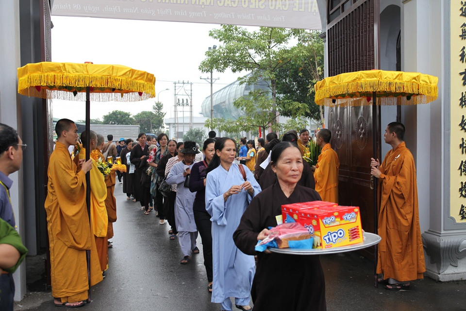 Rất đông tăng ni, phật tử đến Trúc Lâm Thiên Trường cầu siêu cho nạn nhân tử vong vì tai nạn giao thông. (Ảnh: Doãn Đức/Vietnam+)