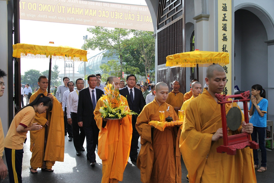 Lãnh đạo Đảng, Nhà nước thỉnh các chư tăng, giáo phẩm lên pháp hội. (Ảnh: Doãn Đức/Vietnam+)