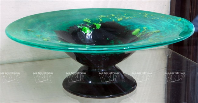 Đĩa chân cao thủy tinh giữa thế kỷ 20. (Nguồn: Lê Minh/Báo ảnh Việt Nam)