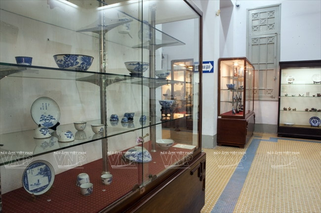 Bộ sưu tập các đồ gốm sứ thế kỷ 17-19. (Nguồn: Lê Minh/Báo ảnh Việt Nam)