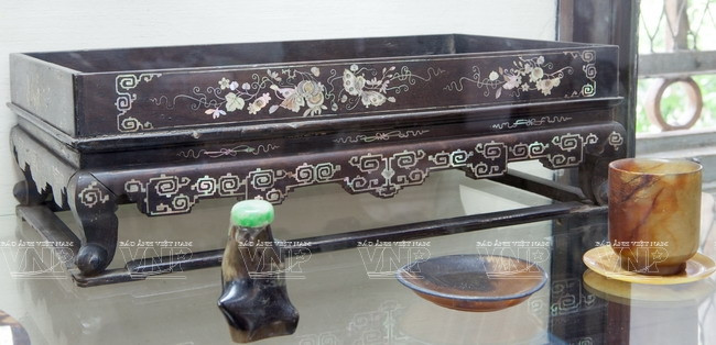 Lọ hít và đĩa đá quý thế kỷ 19. (Nguồn: Lê Minh/Báo ảnh Việt Nam)