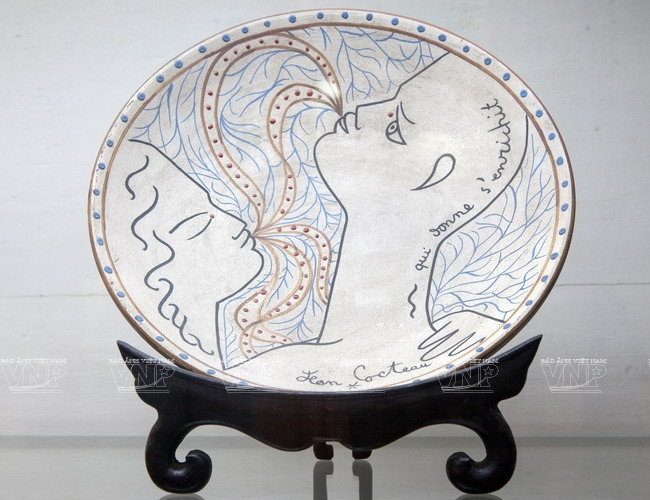 Đĩa men màu (Pháp). (Nguồn: Lê Minh/Báo ảnh Việt Nam)