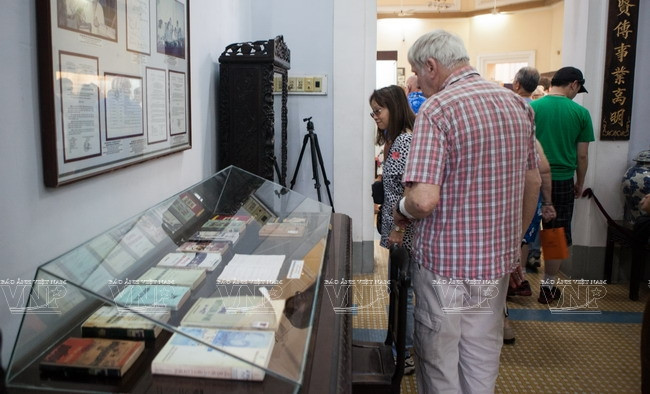 Du khách nước ngoài tham quan bộ sưu tập cổ vật của Vương Hồng Sển. (Nguồn: Lê Minh/Báo ảnh Việt Nam)