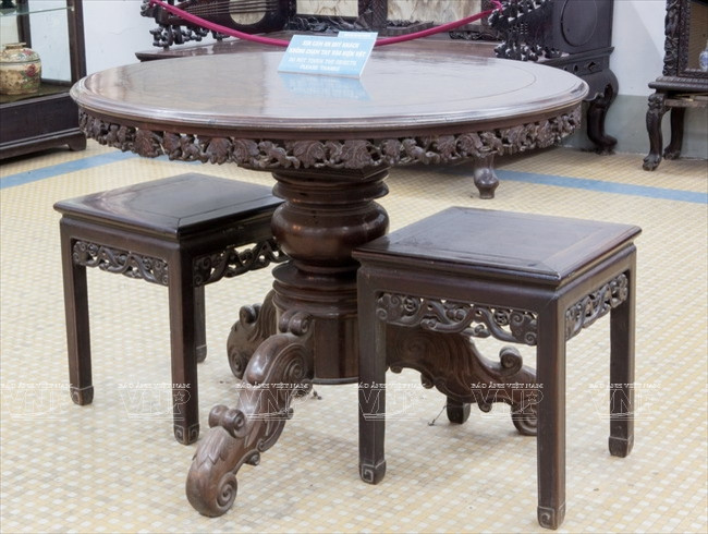 Bộ bàn ghế bằng gỗ. (Nguồn: Lê Minh/Báo ảnh Việt Nam)