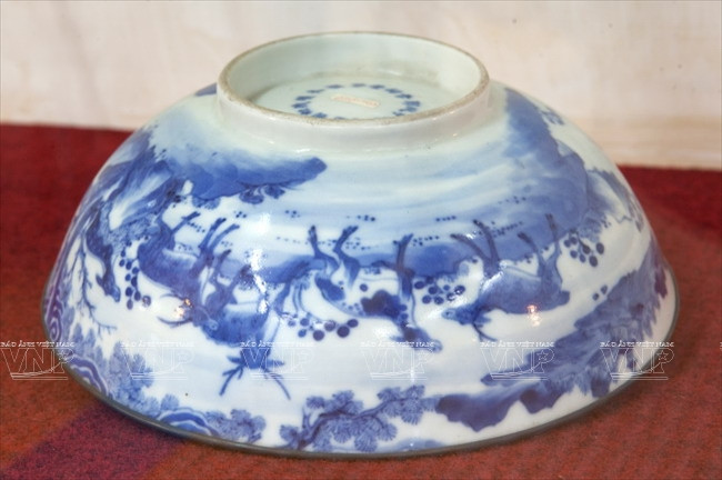 Đĩa men màu (Pháp). (Nguồn: Lê Minh/Báo ảnh Việt Nam)