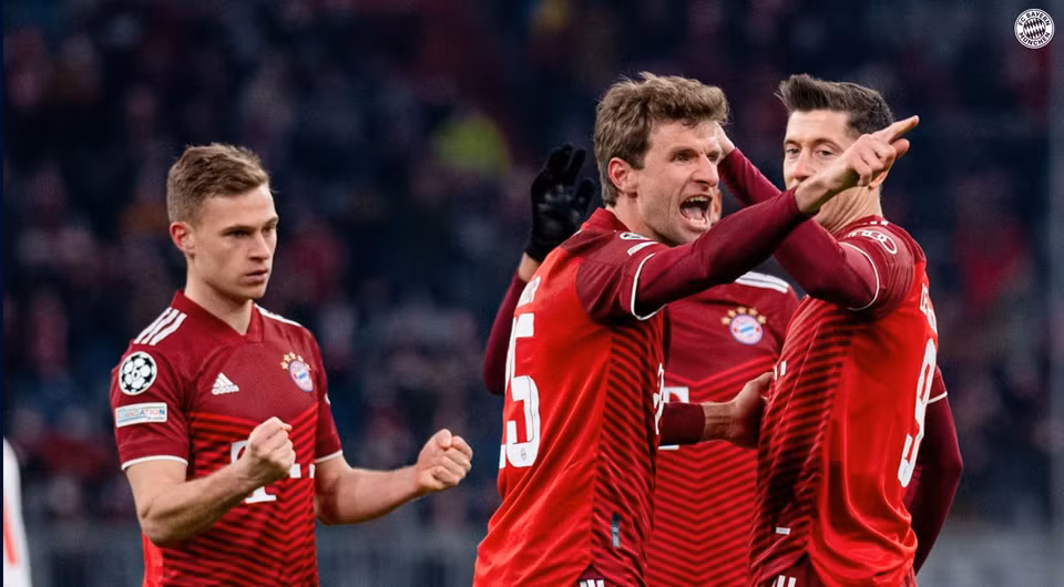 Mueller ăn mừng cùng đồng đội sau khi ghi bàn. (Nguồn: FcBayern)