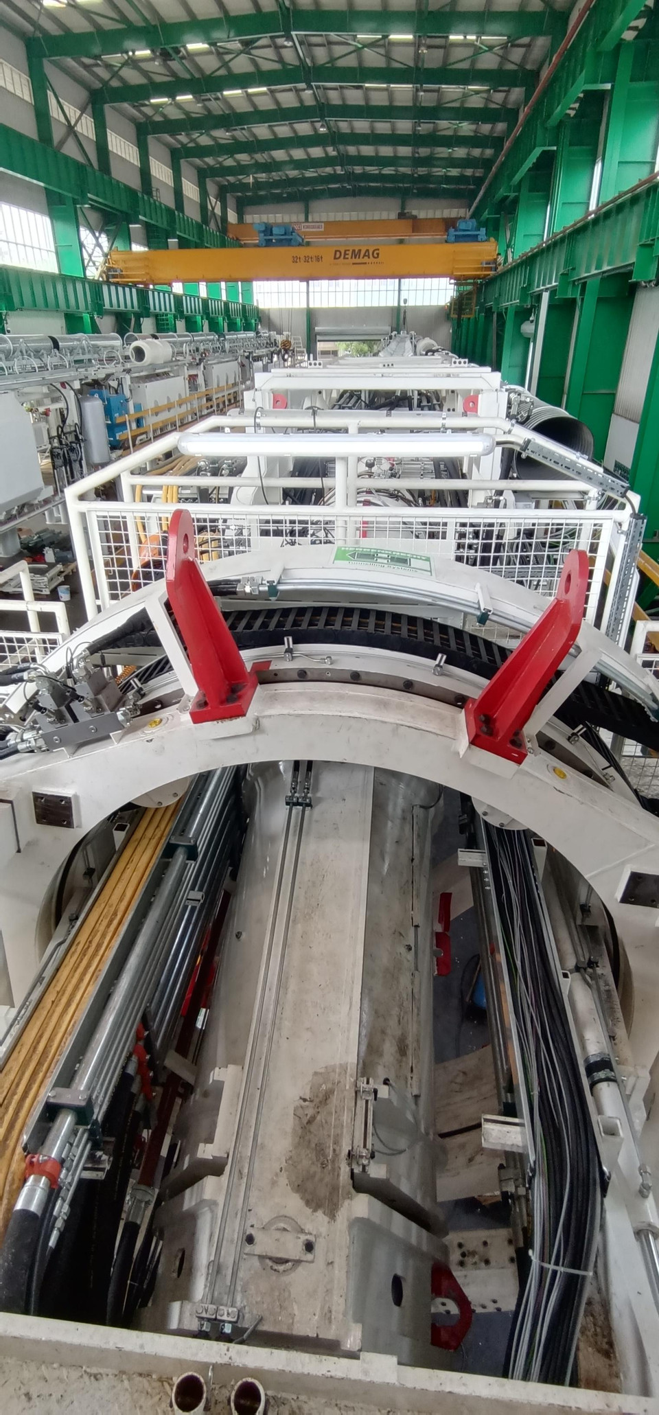 Sau đó, máy TBM được cẩu tải trọng lớn khoảng 500 tấn đưa qua 2 lỗ mở đã được đào sẵn cho xuống đến đáy ga và sẽ được lắp đặt hoàn thiện tại đây. (Ảnh: MRB cung cấp)