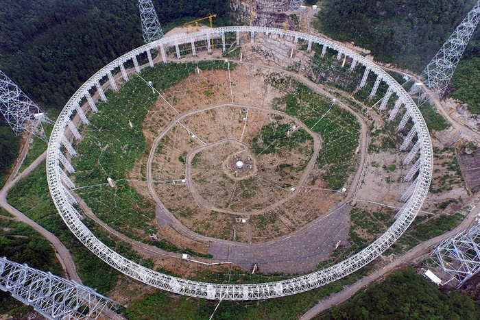 Trung Quốc bắt đầu cho lắp đặt một kính thiên văn vô tuyến có đường kính 500m được cho là lớn nhất thế giới ở vùng núi thuộc tỉnh Quý Châu, Trung Quốc. Kính thiên văn này có diện tích chảo bằng 30 mặt sân bóng đá, được lắp ghép bởi 4.450 tấm có hình tam giác. (Nguồn: Reuters).