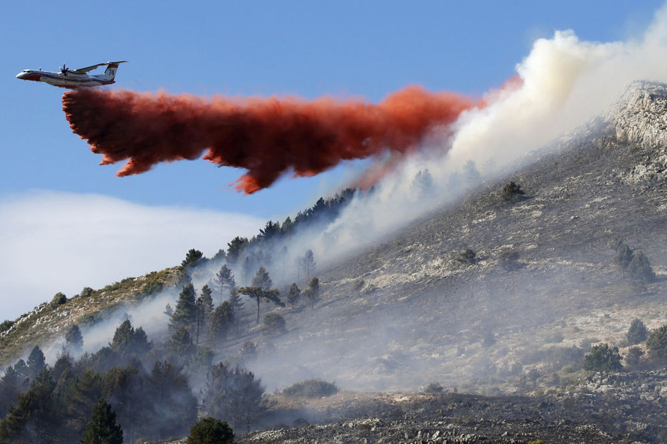 Máy bay thả bọt để dập tắt một đám cháy rừng ở phía bắc thành phố Nice, Pháp. (Nguồn: AFP)