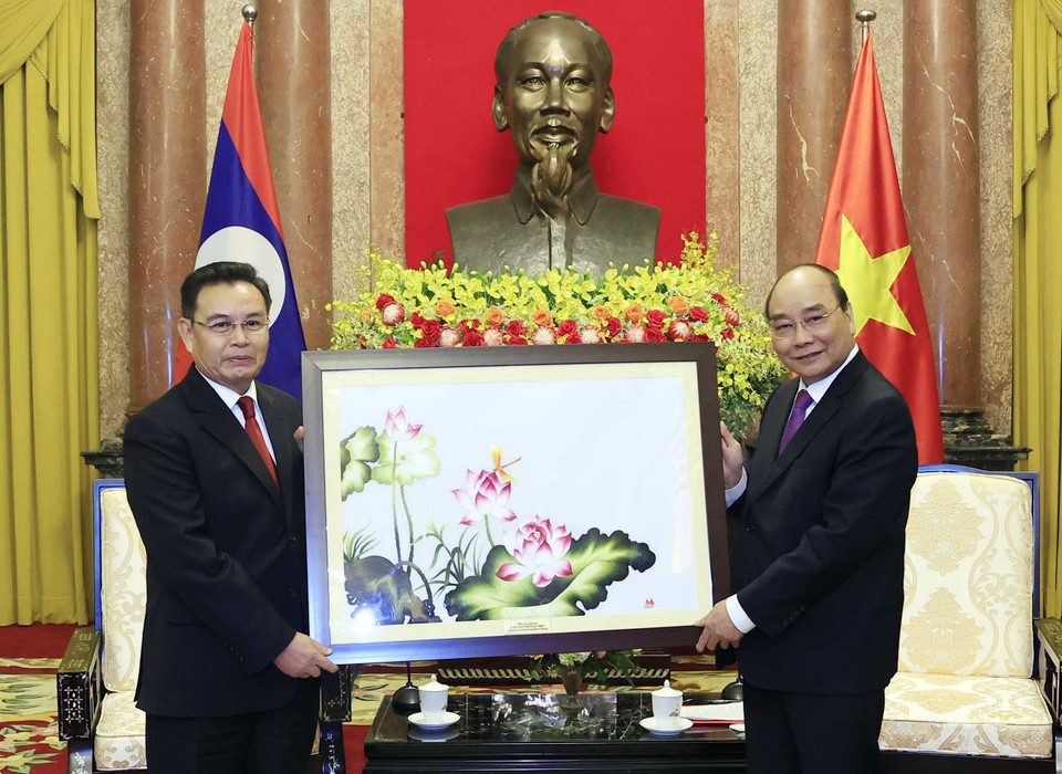 Chủ tịch nước Nguyễn Xuân Phúc tặng quà lưu niệm cho Chủ tịch Quốc hội Lào Xaysomphone Phomvihane. (Ảnh: Thống Nhất/TTXVN)