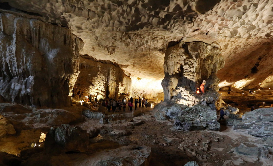 Một góc hang Sửng Sốt - một trong các động tuyệt đẹp trong lòng đảo đá của vịnh Hạ Long. (Ảnh: Quang Quyết/TTXVN)