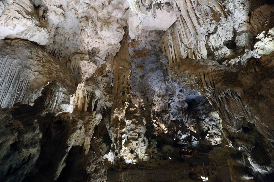 Một góc hang Đầu Gỗ, một trong các động tuyệt đẹp bên trong các đảo đá trên vịnh Hạ Long. (Ảnh: Quang Quyết/TTXVN)