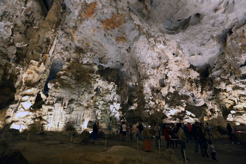 Không chỉ công nhận vịnh Hạ Long là di sản thiên nhiên thế giới với giá trị ngoại hạng toàn cầu về mặt thẩm mĩ (12/1994), danh thắng này của Việt Nam còn được UNESCO công nhận là di sản thế giới lần thứ 2 theo tiêu chuẩn về giá trị địa chất với hai giá trị nổi bật toàn cầu về lịch sử địa chất và địa mạo caster. (Ảnh: Quang Quyết/TTXVN)