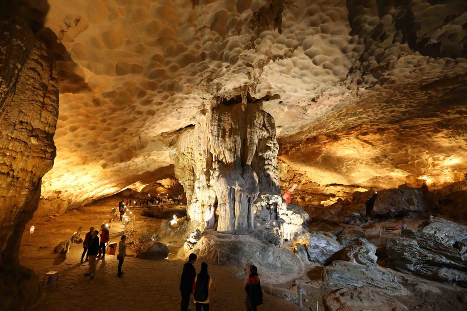 Tiềm ẩn trong lòng các đảo đá trên vịnh Hạ Long là những hang động tuyệt đẹp như động Thiên Cung, hang Đầu Gỗ, động Sửng Sốt, hang Trinh Nữ, động Tam Cung… Đó thực sự là những "lâu đài của tạo hoá" giữa chốn trần gian. (Ảnh: Quang Quyết/TTXVN)