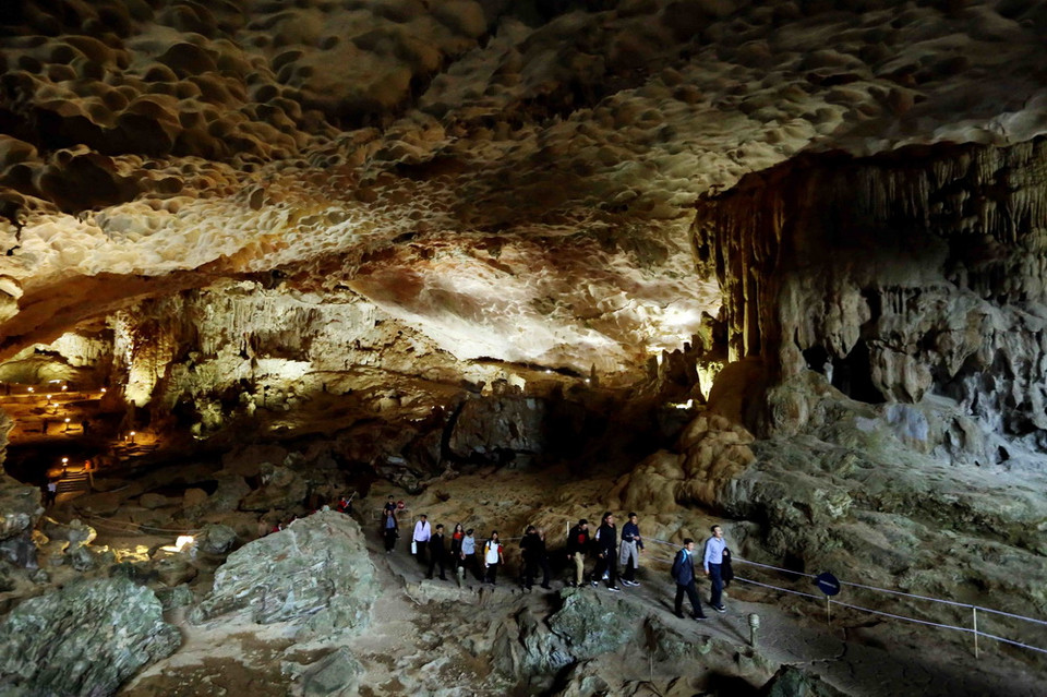 Đảo đá và các hang động trên vịnh Hạ Long mang đặc trưng của địa hình có tuổi kiến tạo địa chất từ 250 - 280 triệu năm, là kết quả của quá trình vận động nâng lên, hạ xuống nhiều lần từ lục địa thành trũng biển. (Ảnh: Quang Quyết/TTXVN)
