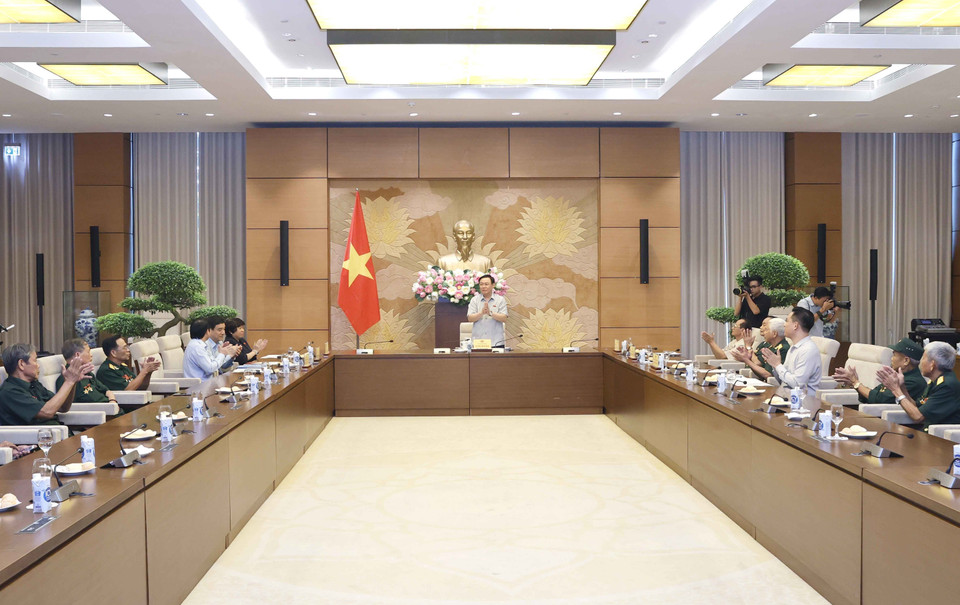 Chủ tịch Quốc hội Vương Đình Huệ gặp mặt Hội Chiến sỹ Cách mạng bị địch bắt, tù đày tỉnh Nghệ An. (Ảnh: Doãn Tấn/TTXVN)