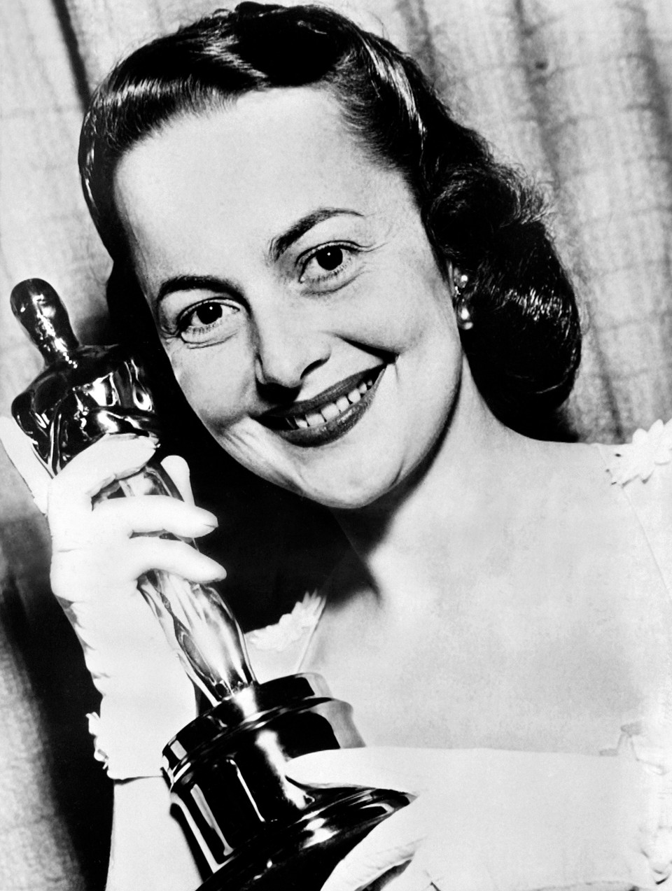 Nữ nghệ sỹ Olivia de Havilland đoạt tượng vàng Oscar dành cho nữ diễn viên xuất sắc nhất với vai diễn trong phim "The Heiress", tại Hollywood, Los Angeles, California (Mỹ) ngày 27/3/1950. (Ảnh: AFP/TTXVN)