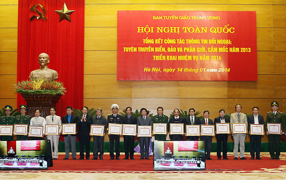 Trao Bằng khen của Ban Tuyên giáo Trung ương cho các tập thể có thành tích xuất sắc trong công tác thông tin đối ngoại, tuyên truyền biển, đảo và phân giới, cắm mốc năm 2013. (Ảnh: Trọng Đức/TTXVN)