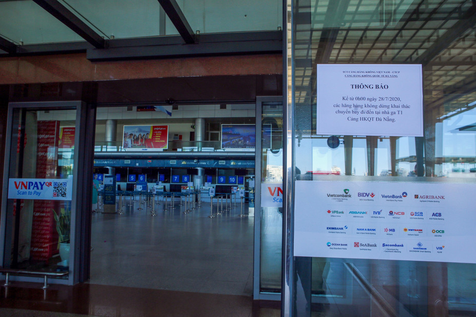 Cảng Hàng không quốc tế Đà Nẵng dán thông báo tạm dừng hoạt động từ 0 giờ ngày 28/7/2020. (Ảnh: Trần Lê Lâm/TTXVN)